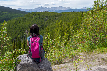 A female traveler is enjoying lake scenes alone	