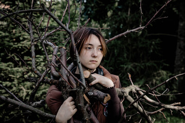 Zbieranie gałęzi w lesie, smutna dziewczyna, zamyślona kobieta, jesienią