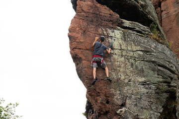 Kletterer an einem Sandstein Felsen