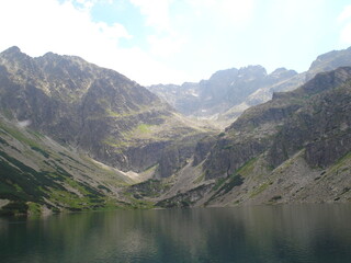 Fototapeta na wymiar Valle con lago