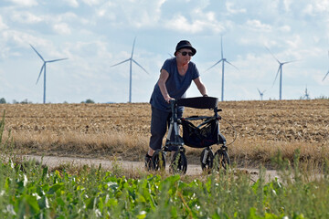 frau mit rollator unterwegs