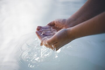 Hände und sauberes Wasser