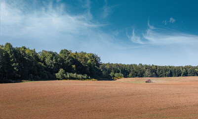 Obraz premium tractor in a field on a sunny day 