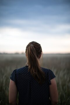 Junge Frau auf Feld