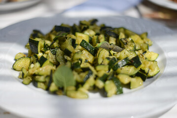 zucchine lesse servite in un piatto bianco