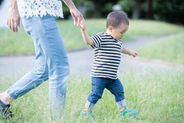 公園での親子（2歳児）