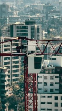 video Zoom vertical a gr&uacute;a de construcci&oacute;n desde el aire 