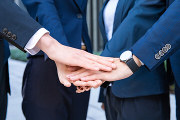 ビジネスシーン・4人のチーム 