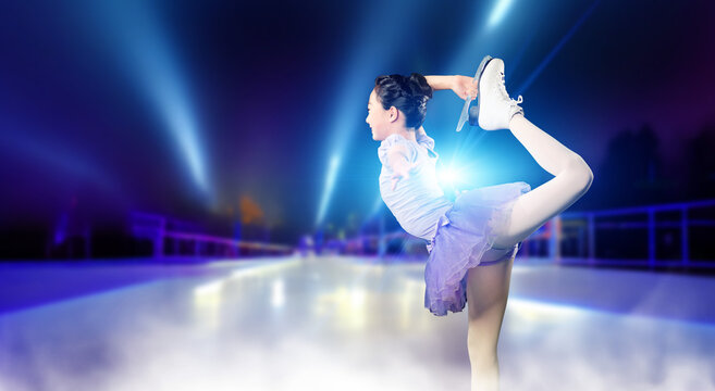 スケートリンクでフィギュアスケートをする少女　ビールマンスピン