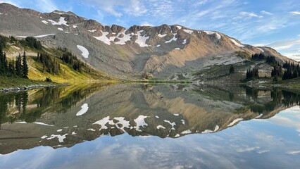 Fototapeta na wymiar Mountain reflected in calm lake 