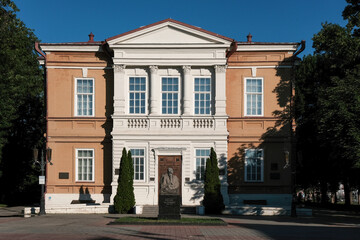 Fototapeta na wymiar View of A.N. Radishchev State Art Museum and Radishchev monument on sunny day. Saratov, Russia.
