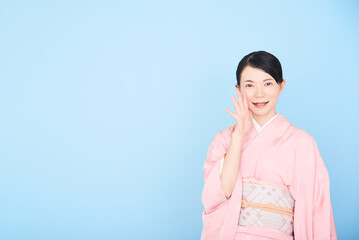 呼びかける着物を着た女性