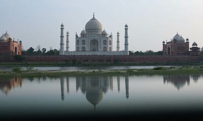 Fototapeta na wymiar Taj Mahal and Yamuna River