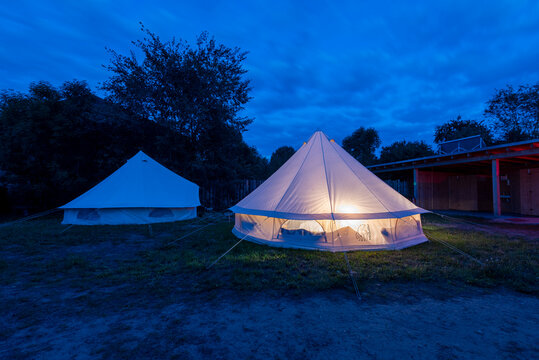 Beleuchtetes Zelt zur blauen Stunde, Campingplatz, Sternencamp R&uuml;behorst, Brandenburg, Deutschland