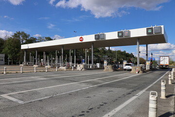 Barri&egrave;re de p&eacute;age de Poitiers Nord sur l'autoroute A10, ville de Poitiers, d&eacute;partement de la Vienne, France