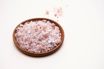 Obraz na płótnie Canvas Himalayan pink salt in wooden bowl, close up.