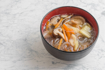 キノコの春雨スープ