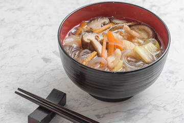 キノコの春雨スープ