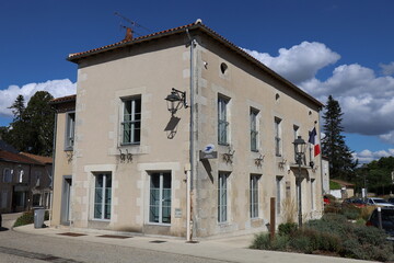 La mairie, vue de l'extérieur, village de Ligugé, département de la Vienne, France