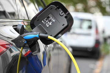auto voiture vehicule electrique station recharge charge cable autonomie batterie