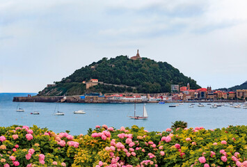 Naklejka premium La Concha bay, beach and waterfront houses in San Sebastian, Spain