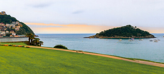 Naklejka premium Panorama with La Concha bay, beach and Santa Clara island, San Sebastian, Spain