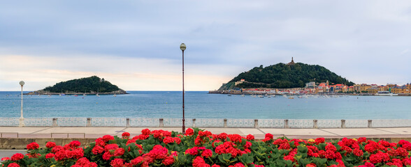 Fototapeta premium Panorama of La Concha bay, beach and Santa Clara island in San Sebastian, Spain