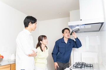 Obraz premium 点検する業者と日本人夫婦