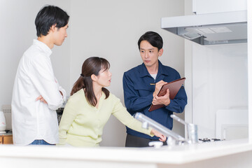 Fototapeta premium 点検する業者と日本人夫婦