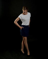 junge frau im schatten stehend model pose bühne blauer rock weißes shirt sportlich ellegant sexy...