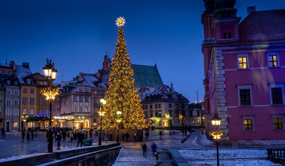 Fototapeta na wymiar Beautiful illuminated Christmas Tree in the old town of Warsaw