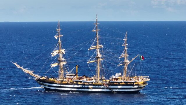 La nave scuola Amerigo Vespucci della Marina Militare Italiana, utilizzata per l'addestramento dei cadetti. Ripresa aerea con drone