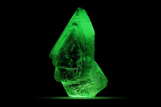 Simulazione di un campione di kryptonite verde, minerale immaginario del mondo dei fumetti. Still life isolato su fondo nero