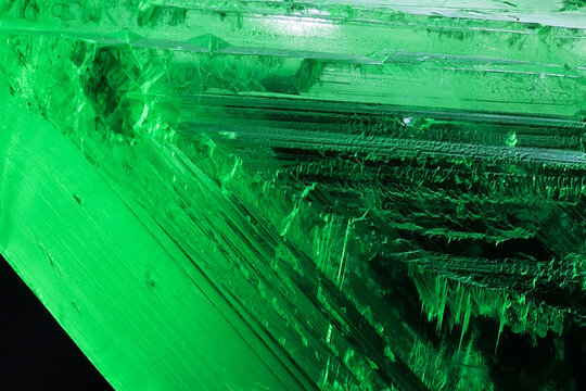 Simulazione di un campione di kryptonite verde, minerale immaginario del mondo dei fumetti. Still life isolato su fondo nero
