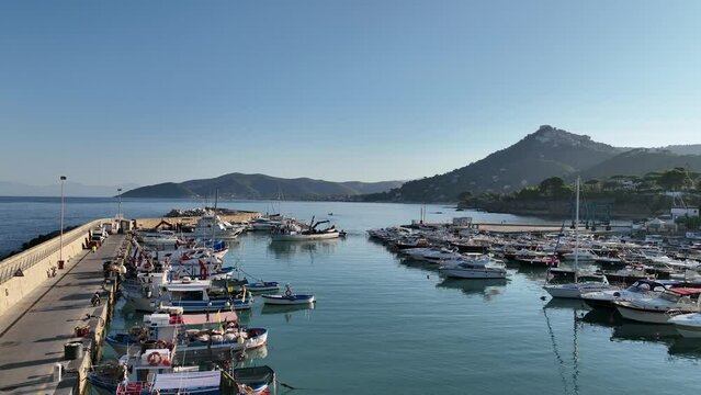 Barca da pesca entra in dal porto.
Vista aerea di un peschereccio italiano di un tipico borgo marinaro del sud Italia.
