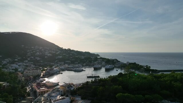 Isola di Ischia, Italia, Ischia Porto
Vista panoramica della zona del porto di Ischia, isoal del golfo di Napoli.