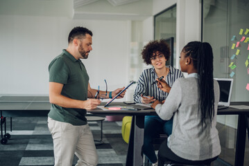 Obraz premium Multiracial colleagues having a meeting in the office