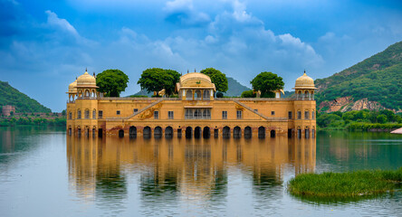 Obraz premium View of Jal Mahal ,a palace in the middle of the Man Sagar Lake in Jaipur city, the capital of the state of Rajasthan, India. The Jal Mahal is Surrounded by Mountains.