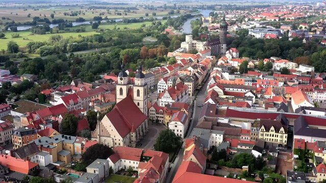 historische Altstadt mit Fachwerkh&auml;usern, Stadtkirche und Schlosskirche, Elbe, Lutherstadt Wittenberg, Sachsen-Anhalt, Deutschland