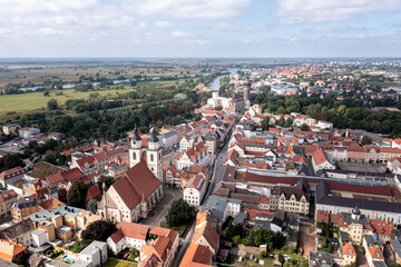 historischen Stadtkirche über den Marktplatz und Fachwerkhäuser zur Schlosskirche, Lutherstadt...