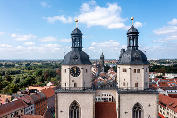 historischen Stadtkirche St. Marien, Blick über Fachwerkhäuser zur Schlosskirche, Lutherstadt...