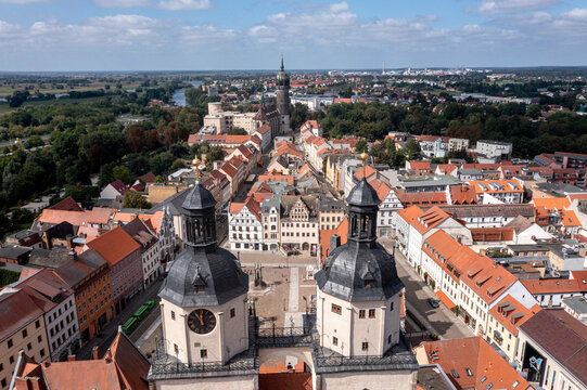 historischen Stadtkirche, Blick &uuml;ber den Marktplatz und Fachwerkh&auml;user zur Schlosskirche, Lutherstadt Wittenberg, Sachsen-Anhalt, Deutschland