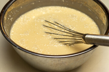 泡立て器で生地を作る