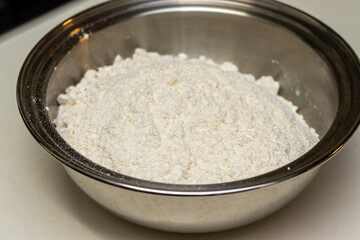 金属製のボウルの中の白い小麦粉