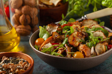 Chicken salad with topinamburu crisps.