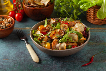 Chicken salad with topinamburu crisps.