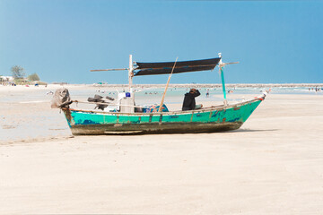 Fototapeta na wymiar Boat and Cha -Am beach.