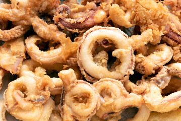 Anelli di calamaro insemolati e fritti, antipasto italiano 