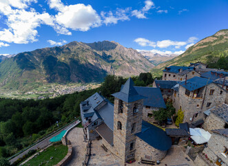 Vista aérea panorámica de la localidad de Cerler (Huesca-Aragón), en el corazón del Pirineo...