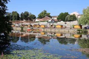 Fototapeta premium La rivière l'Isle dans Périgueux, ville de Périgueux, département de la Dordogne, France